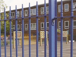 RR5 spiked top round bar vertical fencing